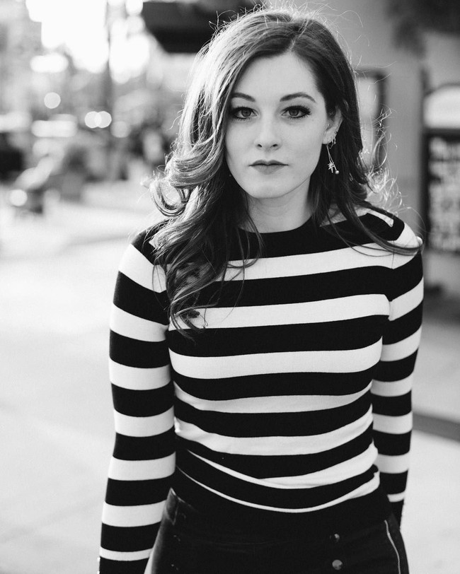 Pada usia 18 tahun, Mandy kehilangan pendengaran saat kuliah di Colorado State University, di mana dia mengambil konsentrasi pendidikan musik vokal. Akibatnya, kelahiran Cincinnati, Ohio, ini harus berhenti kuliah dan sempat mengalami depresi. Foto: Instagram/@mandyharvey