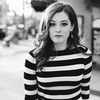 Pada usia 18 tahun, Mandy kehilangan pendengaran saat kuliah di Colorado State University, di mana dia mengambil konsentrasi pendidikan musik vokal. Akibatnya, kelahiran Cincinnati, Ohio, ini harus berhenti kuliah dan sempat mengalami depresi. Foto: Instagram/@mandyharvey