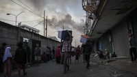 Warga menyelamatkan barang-barang miliknya saat kebakaran melanda permukiman padat penduduk di Kampung Bandan, Jakarta Utara, Sabtu (11/5/2019).