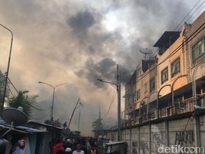 Kebakaran di Permukiman Kampung Bandan Masih Berkobar, Warga Panik