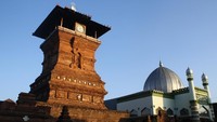 Masjid Menara Kudus didirikan oleh Sunan Kudus sekitar tahun 1549. Konon katanya, masjid ini dibangun menggunakan bahan batu Baitul Maqdis dari Palestina sebagai batu pertama. Masjid Menara Kudus juga menjadi saksi akulturasi budaya Islam, Hindu dan Budha di masyarakat Jawa di masa lampau. Dok. Wikipedia/PL09Puryono.
