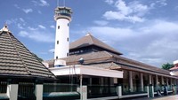 Masjid Ampel yang berada di Kota Surabaya, Jawa Timur, dibangun pada tahun 1421 oleh Sunan Ampel. Bangunan arsitektur masjid ini tak hanya menyimpan nilai sejarah tetapi juga memiliki pesan keagamaan yang mendalam. Salah satunya adalah atap Masjid Ampel yang berbentuk tajuk, piramida bersusun tiga yang memiliki makna sebagai Islam, iman, dan ihsan, yang merupakan inti dari ajaran agama yang dibawa oleh Rasulullah SAW. Dok. www.situsbudaya.id.