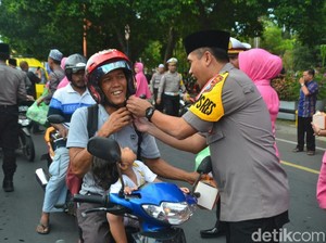 Ribuan Paket Takjil Dibagikan ke Pengguna Jalan yang Tertib Berlalu Lintas