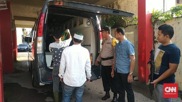 Petugas memeriksa jenazah Fera yang ditemukan di sebuah penginapan.