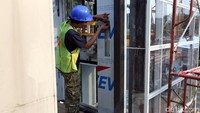 Sebanyak 6 unit lift dipasang di 3 jembatan JPO yang terdapat di Jalan Jenderal Sudirman, Jakarta.