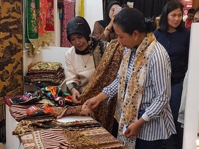 Menteri Rini Sambangi Mitra Binaan BNI di GBN