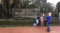 Wisatawan domestik berfoto di depan Masjid Istiqlal. Saat Ramadhan, makin banyak yang datang ke sana (Isfari Hikmat/detikcom)