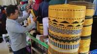Di sekitar Masjid Al Markaz Al-Islami Maros, ada banyak pedagang songkok Recca. Songkok khas ini selalu laris dan bisa dibilang tidak pernah kehilangan pembeli (Moehammad Bakrie/detikcom)