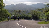 Tahun lalu, jalan alternatif tersebut merenggut puluhan nyawa akibat bus yang ditumpangi terjun ke jurang sedalam 31 meter. Jalan yang curam dan berkelok-kelok menjadi kerawanan di jalan tersebut.