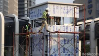 Para pekerja telah mengerjakan pembangunan lift di JPO Sudirman tersebut sejak pagi hari.