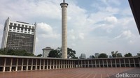 Satu menara masjid yang merupakan satu-satunya di ujung mengisyaratkan keesaan Allah (Isfari Hikmat/detikcom)