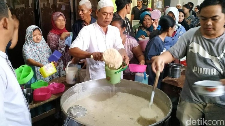 Bubur samin, takjil khas Palembang di Masjid Darussalam, Serengan, Solo (Bayu/detikcom) Bubur samin, takjil khas Palembang di Masjid Darussalam, Serengan, Solo (Bayu/detikcom)