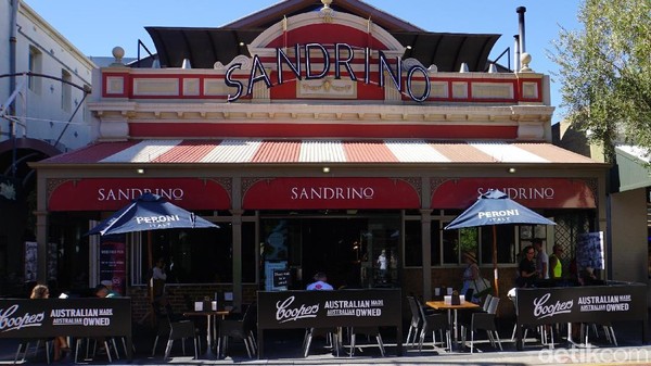 Cappuccino Strip adalah jalan yang dihuni sederet kafe, pub dan pertokoan hingga ujungnya ada di Fremantle Market. Lokasinya ada di sepanjang Jalan South Terrace (Masaul/detikcom) 