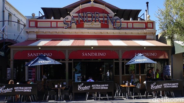 Cappuccino Strip adalah jalan yang dihuni sederet kafe, pub dan pertokoan hingga ujungnya ada di Fremantle Market. Lokasinya ada di sepanjang Jalan South Terrace (Masaul/detikcom)Â Cappuccino Strip adalah jalan yang dihuni sederet kafe, pub dan pertokoan hingga ujungnya ada di Fremantle Market. Lokasinya ada di sepanjang Jalan South Terrace (Masaul/detikcom)Â