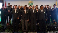 Skuat tim nasional bulutangkis berfoto bersama sejumlah pejabat PBSI di acara pelepasan menuju Piala Sudirman 2019.