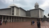 Masjid Istiqlal sudah menjadi destinasi wisatawan mancanegara yang datang ke Jakarta. 400 Wisman datang setiap bulan, belum termasuk wisatawan domestik (Isfari Hikmat/detikcom)