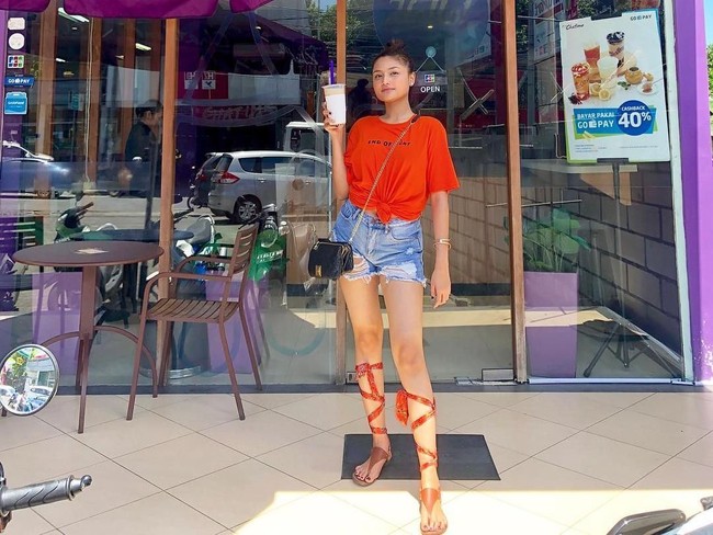 Foto ini juga penampilan lainnya Puteri Aishah yang ramai dikomentari negatif netizen Negeri Jiran. Tutup aurat itu penting, kata akun @adm_daniel. Dosa tau pakai seksi masuk neraka tau kena pukul setiap hari kat neraka padan muka, tulis akun @fatimahzahra081. Foto: Instagram