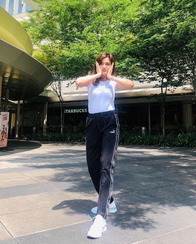 Seperti dilansir Harian Metro, aktris dengan gelar diploma dari jurusan Pengajian Pengajaran Bahasa Inggeris Sebagai Bahasa Kedua itu mengungkapkan dirinya enggan menanggapi berbagai hujatan tentang gaya berpakaiannya. “Saya tidak mahu komen apa-apa kerana ia hanya akan memanjangkan cerita. Kalau boleh tidak mahu ada unsur negatif dalam kehidupan saya, katanya. Foto: Instagram