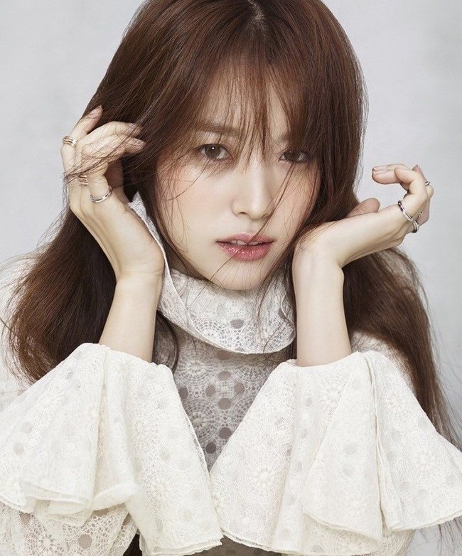 Karier Han Hyo Joo sebagai aktris menanjak setelah membintangi Shining Inheritance, Dong Yi, Cold Eyes, dan yang terbaru W, tayang pada 2016. Foto: Instagram/Han Hyo Joo