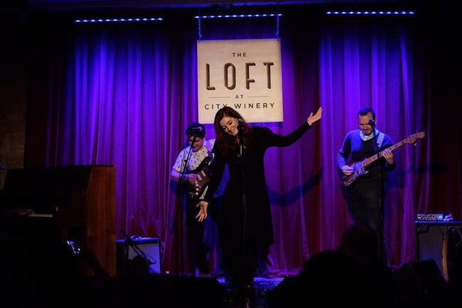 Kontroversi sempat mewarnai hidup Mandy. Komunitas Orang Tuli pernah melayangkan ancaman pembunuhan karena keikutsertaannya di Americas Got Talent. Ia dituding mempromosikan oralism, yakni praktik yang tujuannya mendorong orang tuli agar menggunakan ucapan dan baca gerak bibir ketimbang bahasa isyarat untuk berkomunikasi. Foto: Instagram/@mandyharvey