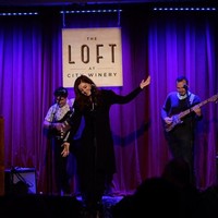 Kontroversi sempat mewarnai hidup Mandy. Komunitas Orang Tuli pernah melayangkan ancaman pembunuhan karena keikutsertaannya di Americas Got Talent. Ia dituding mempromosikan oralism, yakni praktik yang tujuannya mendorong orang tuli agar menggunakan ucapan dan baca gerak bibir ketimbang bahasa isyarat untuk berkomunikasi. Foto: Instagram/@mandyharvey