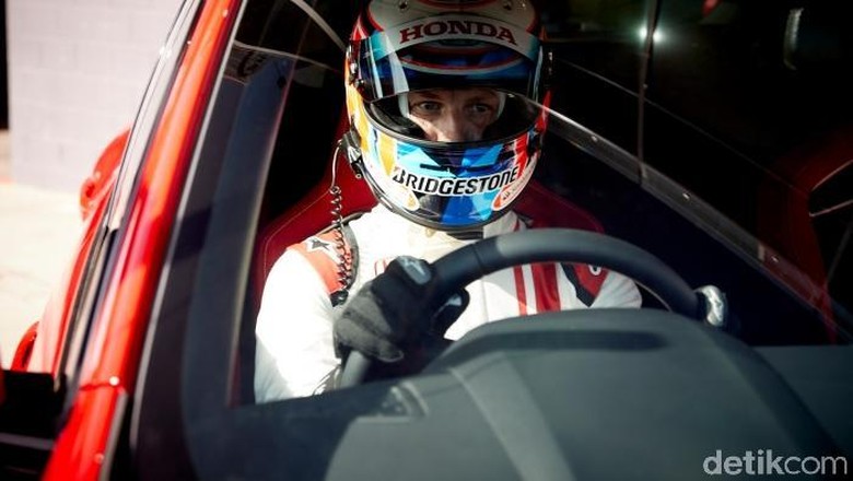 Jenson Button di balik kemudi Honda Civic Type R Foto: Honda Jenson Button di balik kemudi Honda Civic Type R Foto: Honda