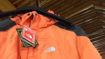 North Face? Ini versi KW-nya, dan tampak tak malu mengakuinya. Jadilah North Fake. (Foto: Reddit via Boredpanda)