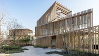 Bekas kontainer ini dimodifikasi dengan lapisan kayu di pinggirnya. Foto: Dok. Inhabitat/Lucy Wang