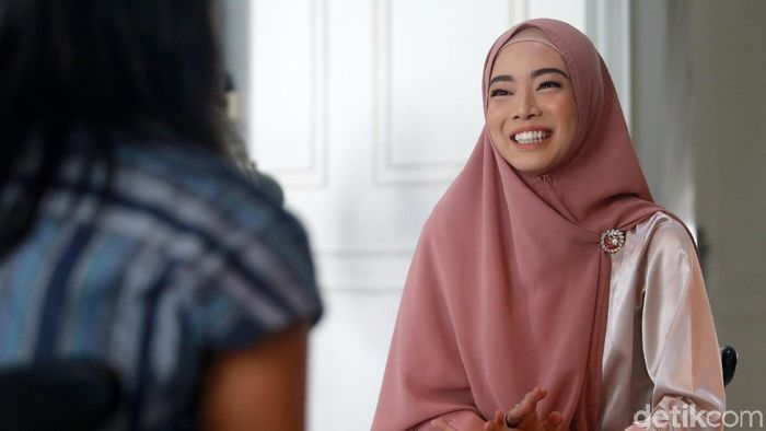 Lindswell Kwok belajar huruf hijaiyah dengan Iqra. (Ari Saputra/detikSport) Lindswell Kwok belajar huruf hijaiyah dengan Iqra. (Ari Saputra/detikSport)