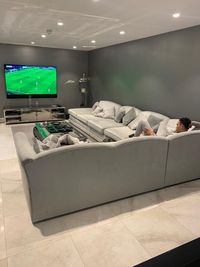 Pamer Foto Ruang Tamu, Selera Interior Pahlawan Liverpool Ini Diolok Netizen