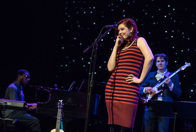 Mandy Harvey menarik perhatian publik setelah jadi peserta Americas Got Talent musim 12. Ia berhasil lolos sampai ke final dan berada di posisi empat dalam ajang adu bakat tersebut dan mendapat pujian dari Simon Cowell. Foto: Instagram/@mandyharvey