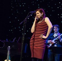 Mandy Harvey menarik perhatian publik setelah jadi peserta Americas Got Talent musim 12. Ia berhasil lolos sampai ke final dan berada di posisi empat dalam ajang adu bakat tersebut dan mendapat pujian dari Simon Cowell. Foto: Instagram/@mandyharvey