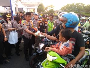 Polrestabes Surabaya dan Tokoh Lintas Agama Bagi Takjil ke Pengguna Jalan