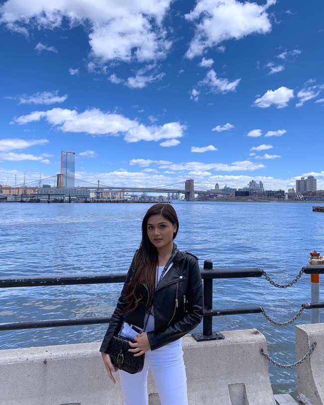 “Kadang-kadang saya tak pakai seksi pun orang tetap kata nampak macam seksi. Pada usia muda ini, macam-macam benda lagi saya ingin cuba. Namun, saya sentiasa menjaga batas dan tahu bezakan apa yang boleh dan sebaliknya. “Setakat ini pakaian yang digayakan tidaklah terlalu seksi hingga memberi kesan kepada hidup saya. Bagaimanapun, saya terima setiap teguran dan berusaha memperbaiki kelemahan diri,” ujar Puteri Aishah panjang lebar. Foto: Instagram