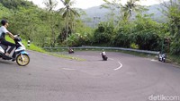 Sejauh ini, rambu-rambu memang masih minim. Sepanjang tanjakan hanya terlihat tiga rambu saja.