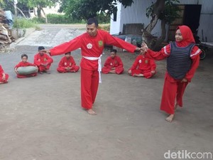 Keseruan Pemuda Probolinggo Ngabuburit Sembari Belajar Pencak Silat