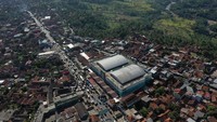 Seperti ini penampakan udara kendaraan yang melintasi jalan di depan Pasar Limbangan, Garut, Jawa Barat.