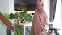 Tiga bulan berlalu sejak pernikahan itu, upaya Lindswell untuk membuka komunikasi dengan Nuraini dan Tjoa Eng Hing berhasil. Mereka mulai berbincang via telepon. Akrab dan dekat.
