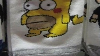 Satu lagi KW Kombo. Ada Pikachu dan Homer Simpson, mungkin cocok disebut Pika... doh! (Foto: Reddit via Boredpanda)