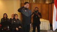 Jonatan Christie memberi hormat sebelum melakukan penciuman bendera.