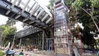 Pembangunan lift di tiga JPO yang berada di kawasan Sudirman, Jakarta, terus dikebut pengerjaannya, Sabtu (11/5/2019).