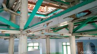 Saka guru dengan diameter 50 cm dan tinggi sekitar 7 meter beserta kayu-kayu penyangga lainnya itu, memiliki bentuk mirip dengan Masjid Demak. Salah satu bagian lain bangunan yang masih nampak asli adalah pintu masuk gapura yang terbuat dari batu bata. Dulunya gapura dari batu-bata itu tidak direkatkan dengan semen, namun dengan lumpur.
