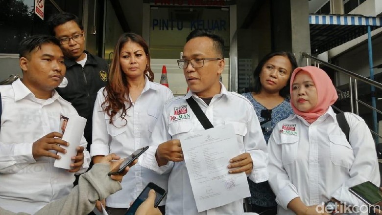 Relawan Laporkan Pria Berjaket Cokelat Pengancam Jokowi ke Polda Relawan Laporkan Pria Berjaket Cokelat Pengancam Jokowi ke Polda