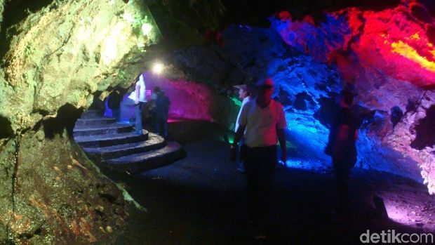 Suasana di dalam gua