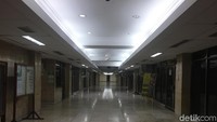 Lorong di lantai dasar Masjid Istiqlal di bawah ruang salat utama. Bagian inilah yang akan direnovasi duluan (Isfari Hikmat/detikcom)