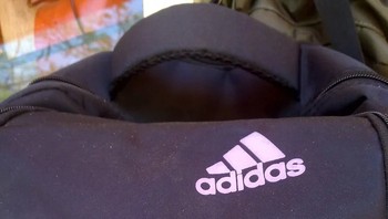 Logo sebelah kanan sih terlihat meyakinkan, tapi kok tagline-nya jadi nothing is possible? Jadi semuanya serba mustahil dong... (Foto: Reddit via Boredpanda)  