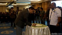Di HUT ke-68 PBSI itu Wiranto berharap skuat tim nasional Indonesia mampu merebut gelar juara Piala Sudirman 2019 dan menjadi kado terindah bagi induk organisasi bulutangkis Indonesia tersebut.