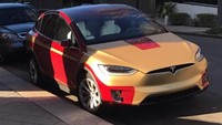 Paling menarik adalah Tesla Model X yang mana bagian depan hampir menyerupai topeng Iron Man. Foto: Istimewa