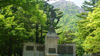 Monumen mengenang Perang Korea di Gunung Seorak (Afif farhan/detikTravel)