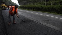 Pekerja tengah menyelesaikan pengerjaan proyek pelebaran jalan nasional ruas Temenggung-Bawen di Jawa Tengah.